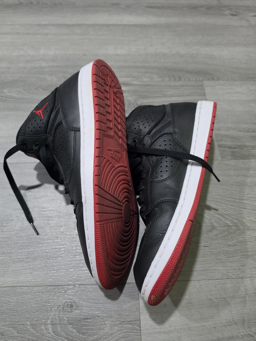 Jordan Men 10.5  Black and Red Mid-Top Sneakers